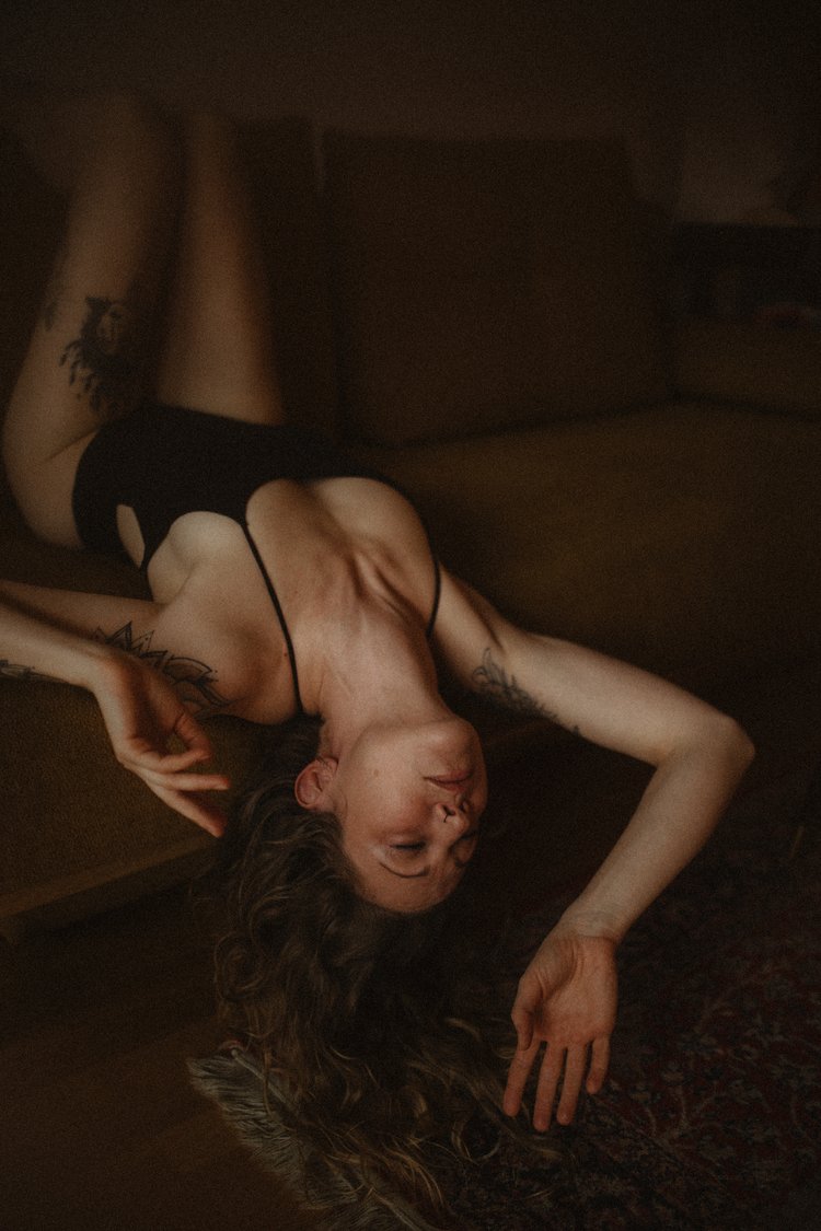 Boudoiraufnahme mit Fokus auf Details und Texturen