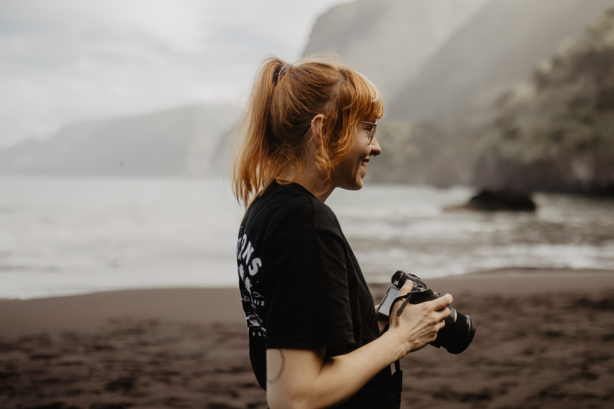 grazer Fotografin auf Madeira mit Kamera in der Hand