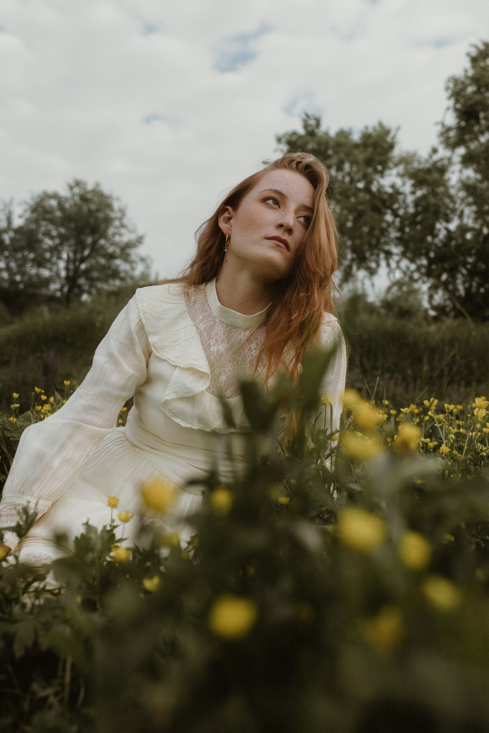 emotionale Portraitaufnahme im Blumenfeld