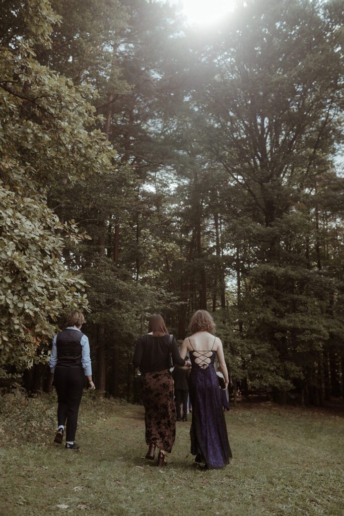 Gäste gehen zur Hochzeitslocation