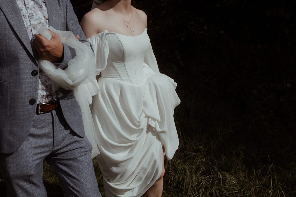 Braut schreitet langsam zur Trauung, artsy Hochzeitsfotografie Graz