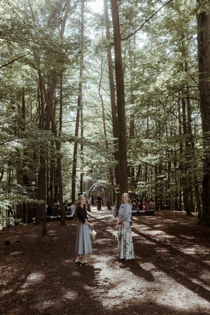 Romantischer Einzug der Braut im Wald bei der Waldhochzeit Edelstauden