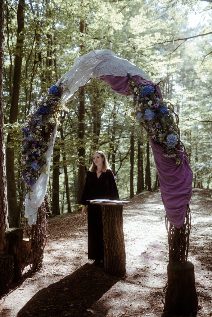 Traurednerin bei der Waldhochzeit Edelstauden