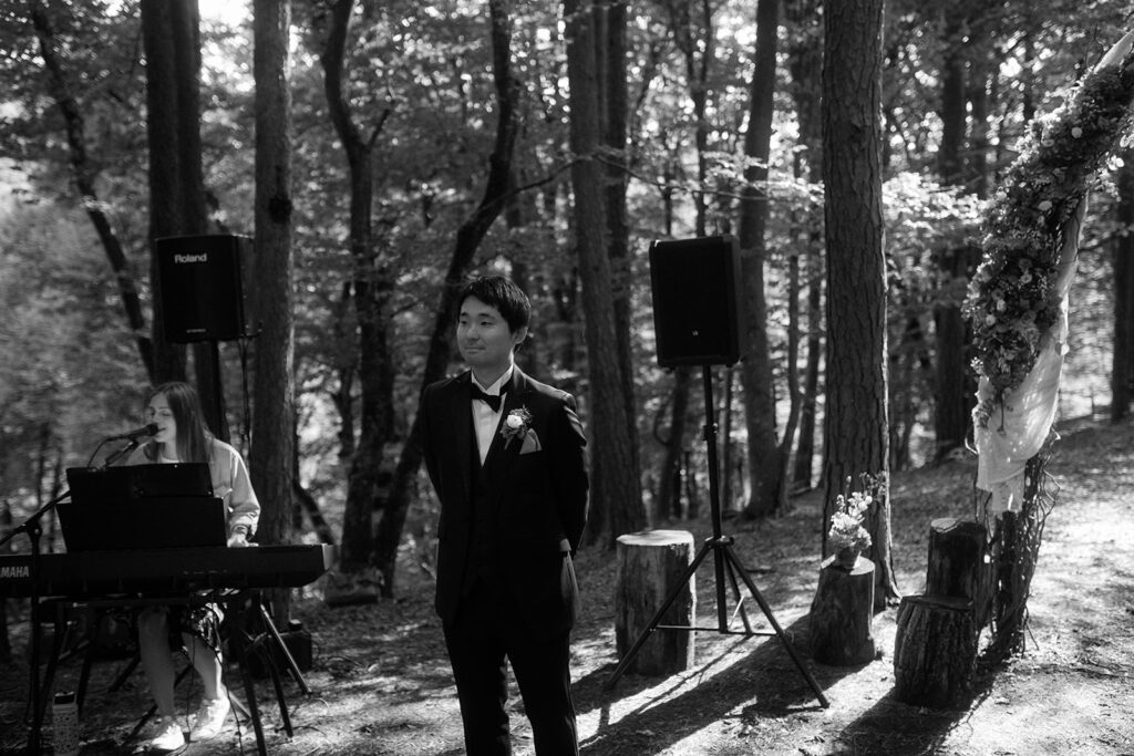 Braut beim Einzug zur Trauung bei der Waldhochzeit Edelstauden, moody Hochzeitsfotografie Graz