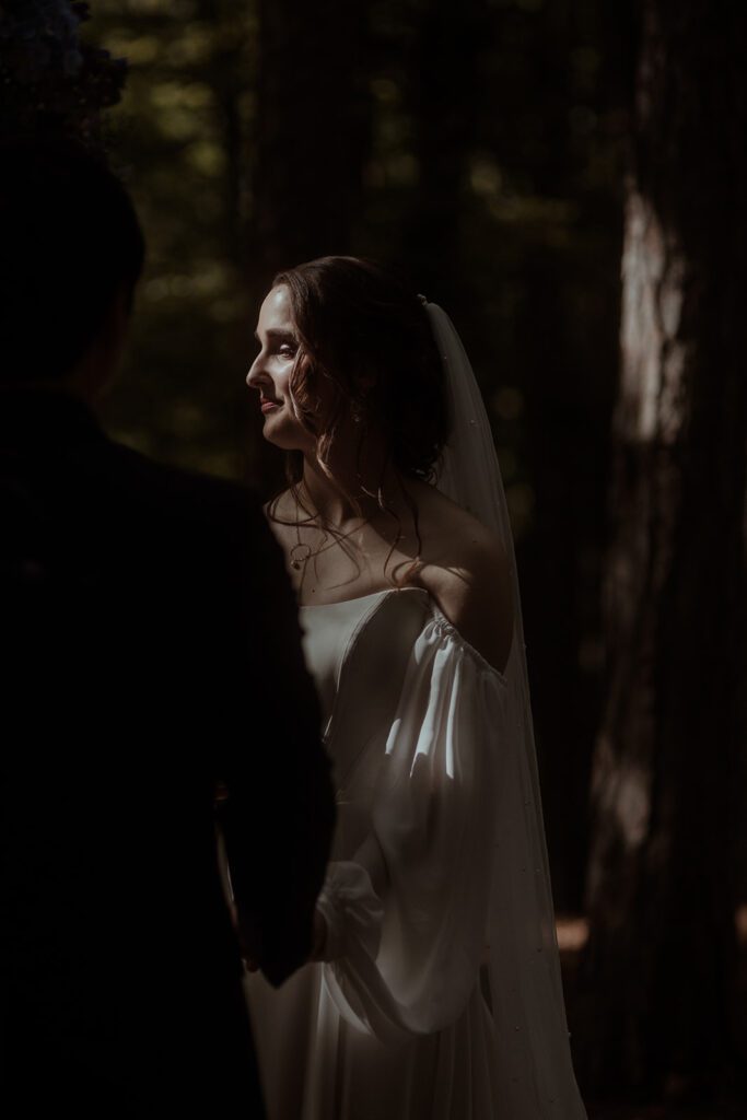Stimmung während der Trauung bei der Waldhochzeit Edelstauden im moody Stil