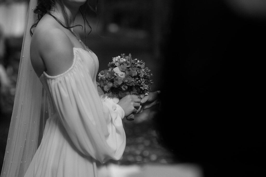 Kerzen und Blumen als Dekodetails bei der Waldhochzeit Edelstauden, moody Hochzeitsfotografie Graz