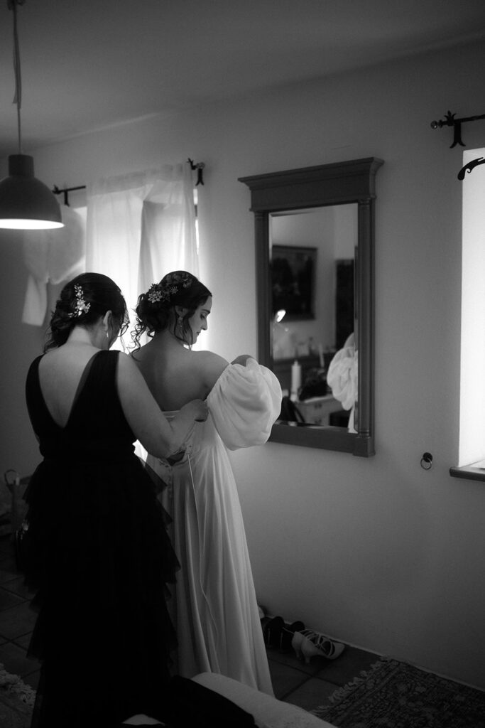 Die Braut schaut sich im Spiegel an