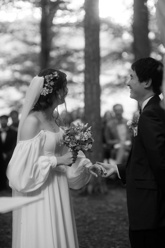 Brautpaar hält sich während der Trauung die Hände, moody artsy Hochzeitsfotografie Graz