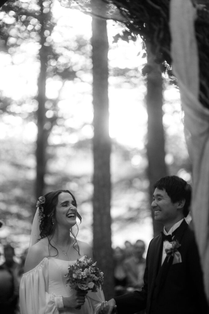 Emotionale Trauung im Wald der Waldhochzeit Edelstauden im artsy Stil