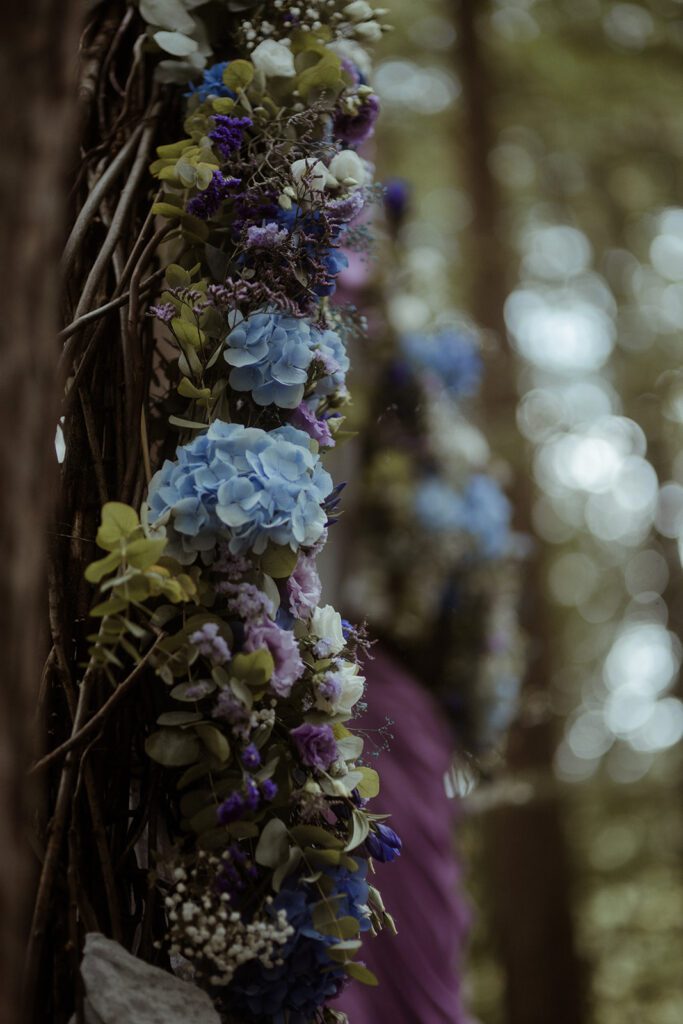 Detailaufnahme von der Blumendeko bei der Waldhochzeit