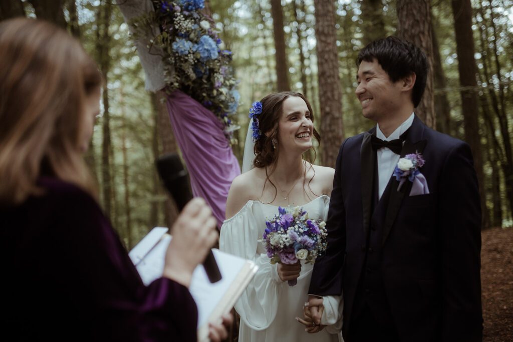 Braut und Bräutigam strahlen bei der Trauung in der Waldhochzeit Edelstauden