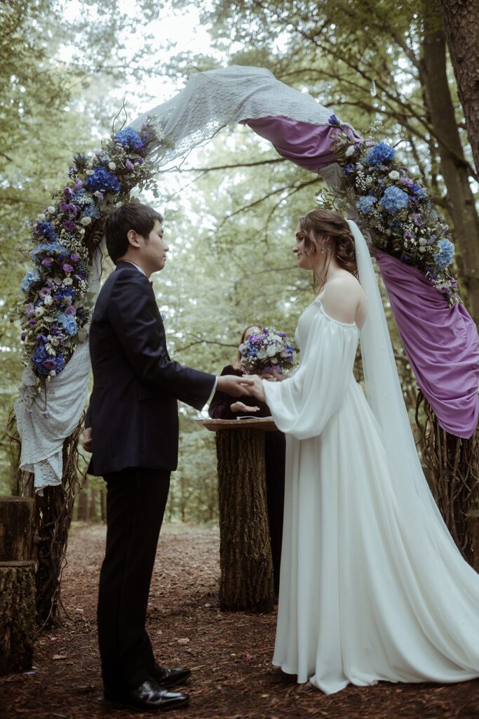 Braut und Bräutigam bei der Trauung am Altar bei der Waldhochzeit Edelstauden