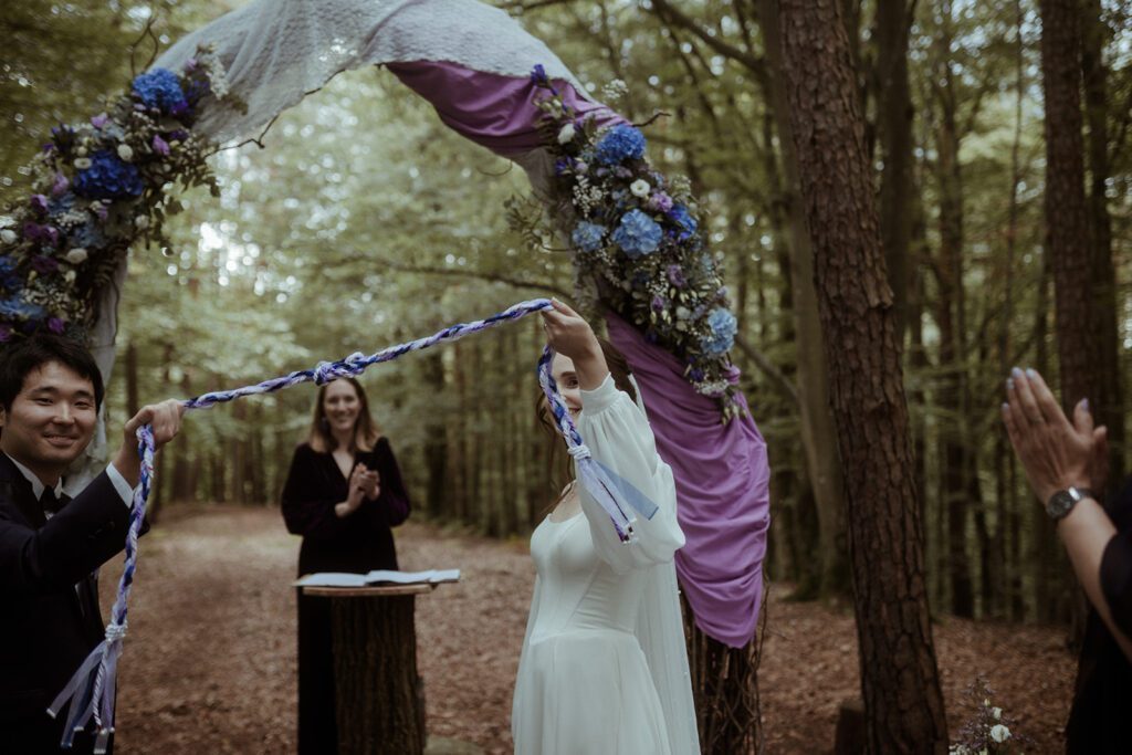 Emotionale Momentaufnahme beim Handfasting des Brautpaares, Waldhochzeit Edelstauden, Hochzeitsfotografin Graz