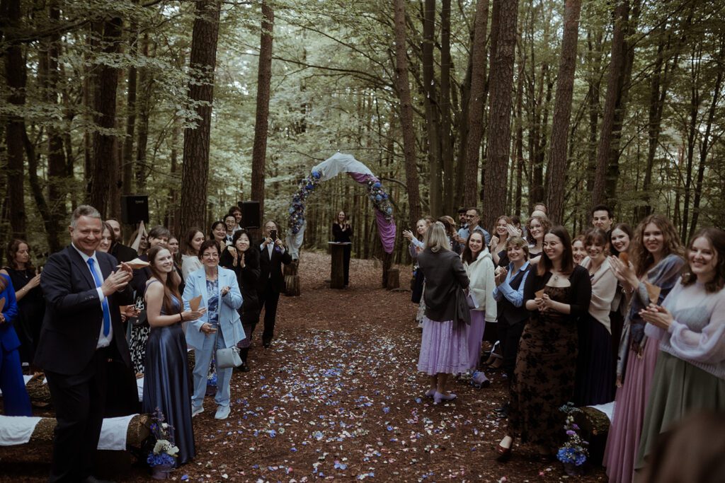 Natürliche Momentaufnahme vom Auszug des Hochzeitspaares Hochzeitsfotografie Graz