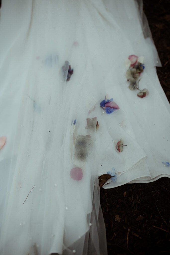 Natürliche Dekodetails der Waldhochzeit Edelstauden im moody artsy Stil