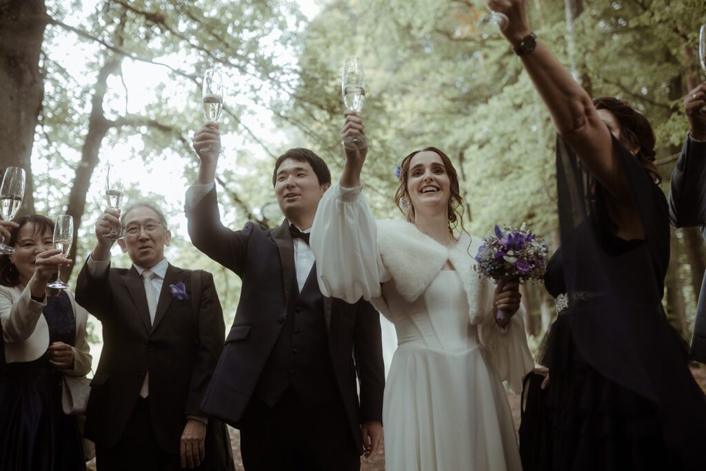 Hochzeitsgäste feiern zwischen den Bäumen der Waldhochzeit Edelstauden