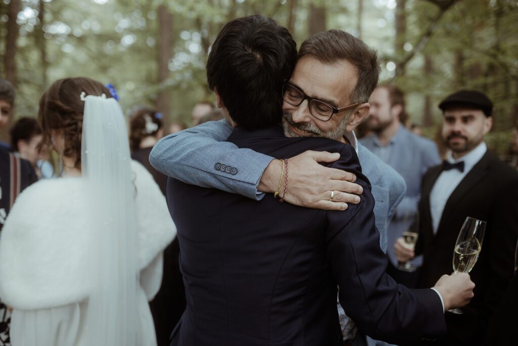 Gäste zwischen den Bäumen der Waldhochzeit Edelstauden