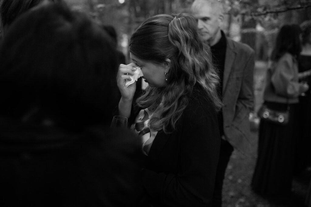Artsy Hochzeitsfoto der Gäste zwischen den Bäumen der Waldhochzeit Edelstauden