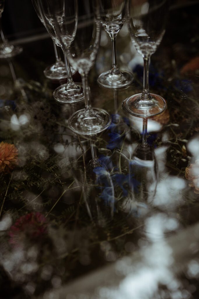 Blumendekoration bei einer Herbsthochzeit in der Steiermark, natürliches Licht, moody Fotografie