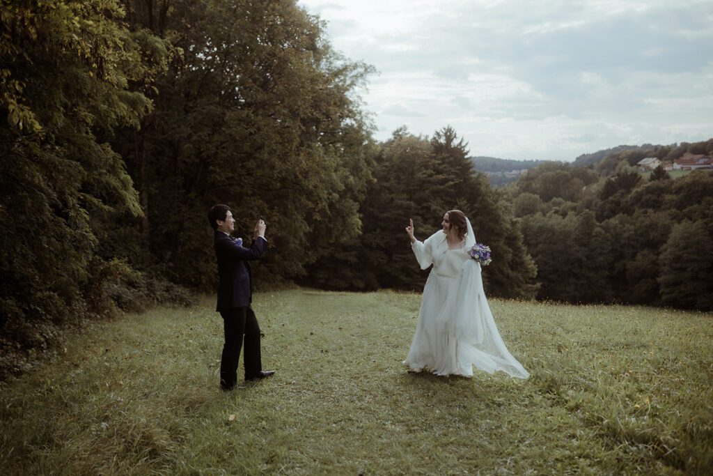 Momentaufnahme bei der Waldhochzeit Edelstauden, artsy moody Hochzeitsfotos