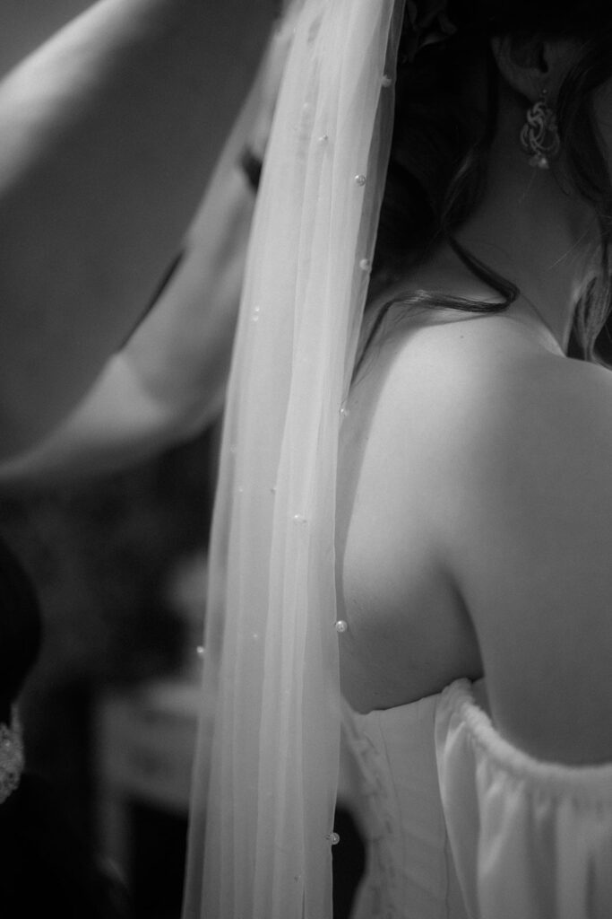 Detailaufnahme von Brautschmuck während des Getting Ready, moody Stil, Graz