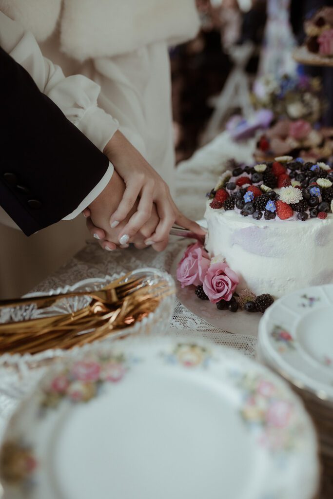 Romantischer Tortenanschnitt der Waldhochzeit Edelstauden, Hochzeitsfotografin Graz