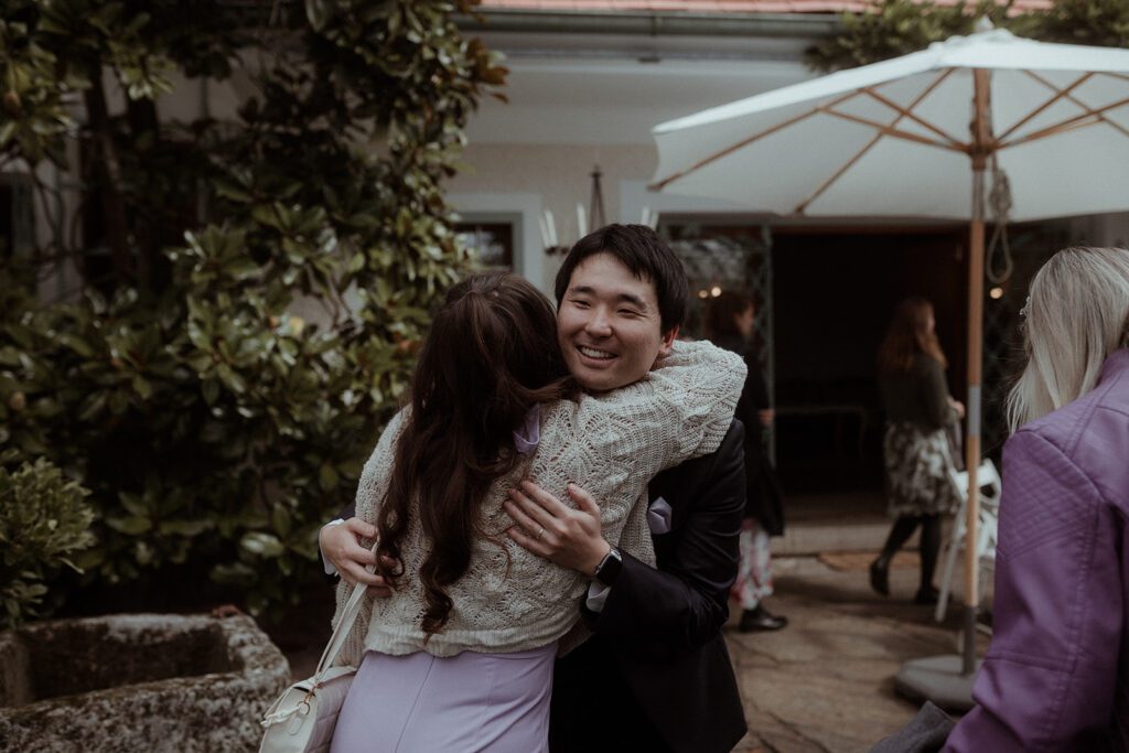 Bräutigam empfängt Gäste 