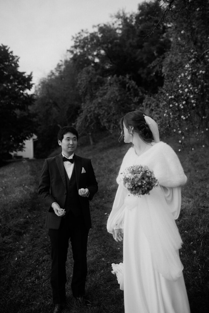 Braut und Bräutigam beim romantischen Spaziergang bei der Waldhochzeit Edelstauden