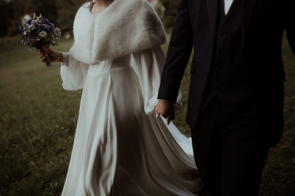 Braut und Bräutigam beim romantischen Spaziergang im Wald – Hochzeitsfotografin Graz