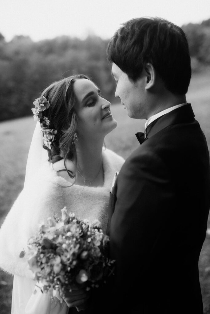 Künstlerisches moody Paarfoto der Waldhochzeit Edelstauden, Braut in weißem Kleid