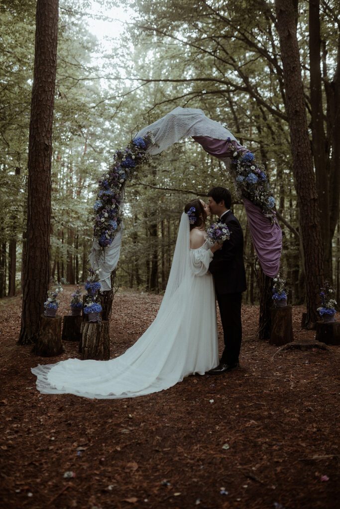 Brautpaar küsst sich bei Paarshooting im Wald der Edelstauden Waldhochzeit