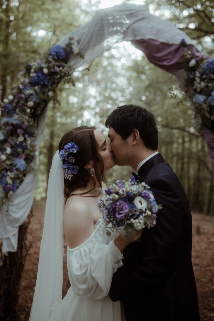 romantisches Hochzeitsfoto im Wald mit dramatischem Licht, Hochzeitsfotografin Graz