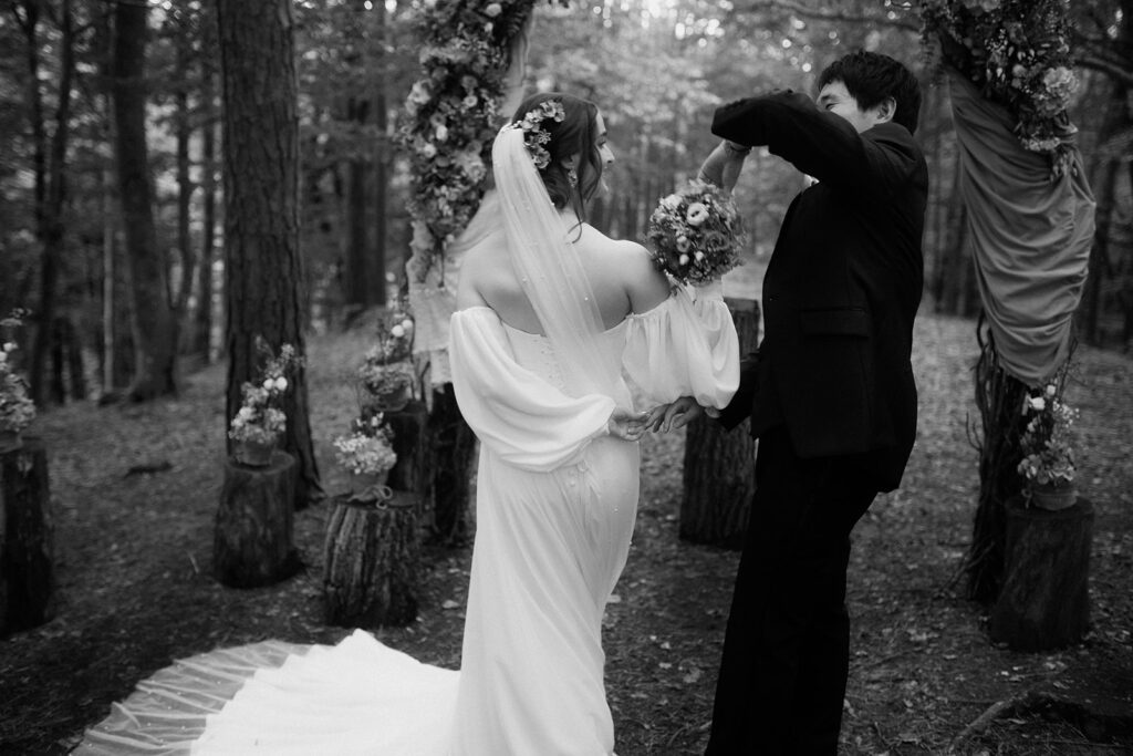 Braut und Bräutigam im artsy moody Stil während der Waldhochzeit Edelstauden tanzend