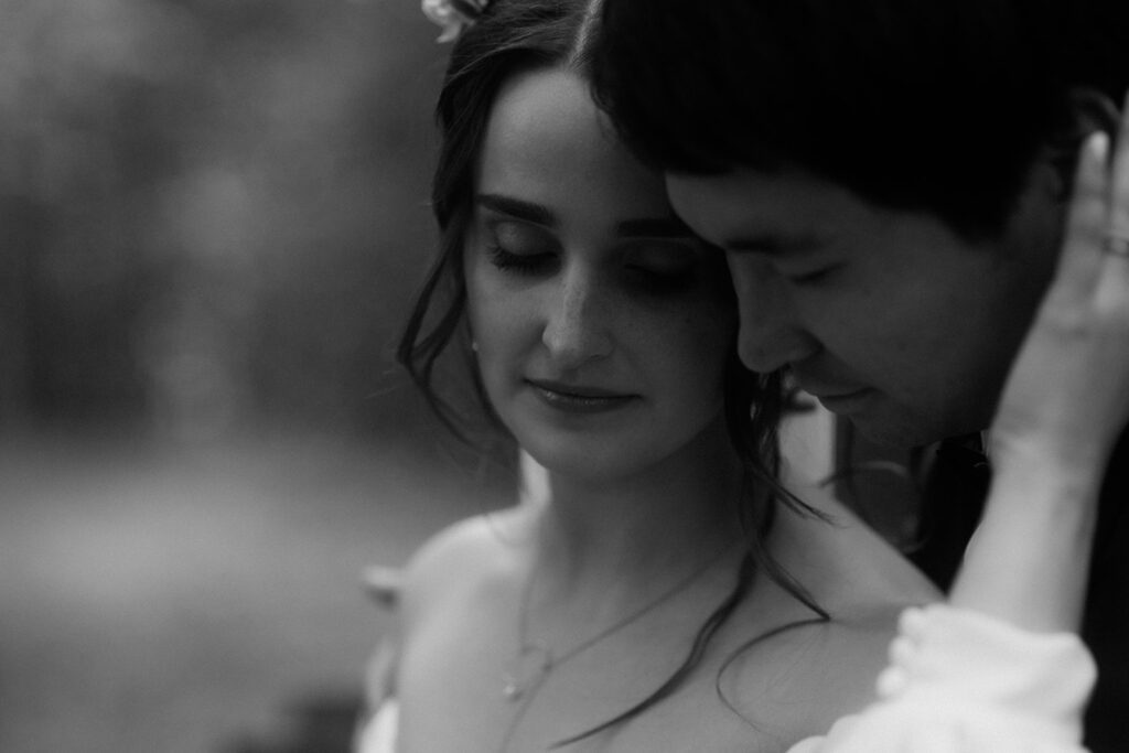 Braut und Bräutigam bei moody Paarshooting im Wald der Waldhochzeit Edelstauden, Hochzeitsfotografin Graz