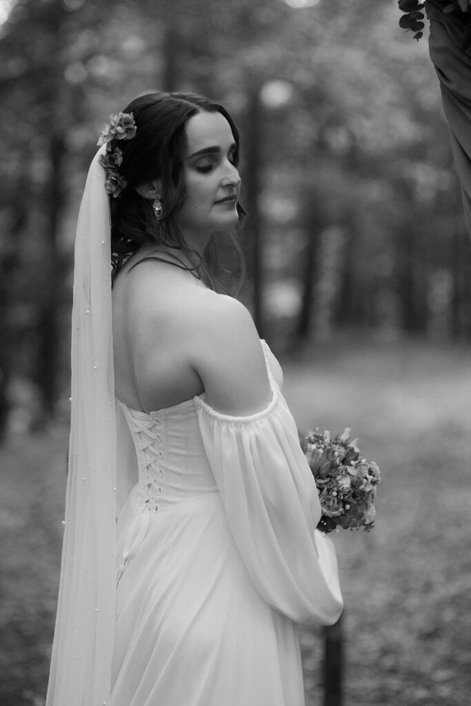 Braut bei moody Paarshooting im Wald der Waldhochzeit Edelstauden, Hochzeitsfotografin Graz