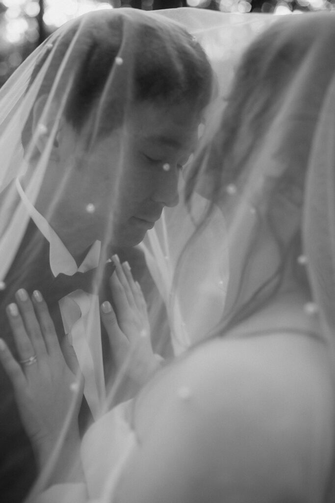 Artsy Hochzeitsfoto des Brautpaares zwischen Bäumen bei der Waldhochzeit Edelstauden, Graz