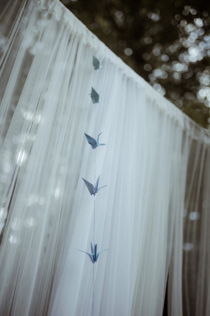 Kraniche beim Eingang zur Hochzeit