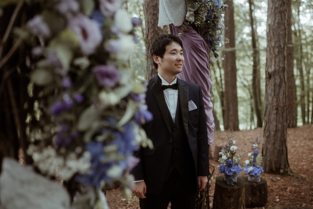 Bräutigam im artsy moody Stil während der Waldhochzeit Edelstauden