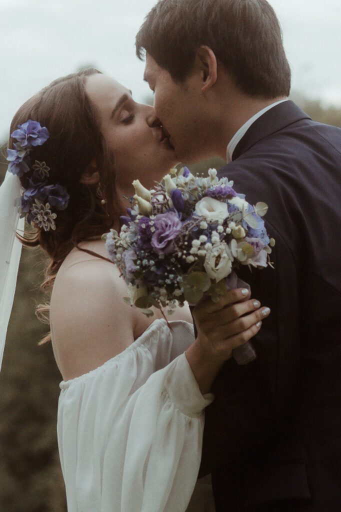 Romantisches Hochzeitsfoto auf der Wiese, moody Licht, Waldhochzeit Edelstauden