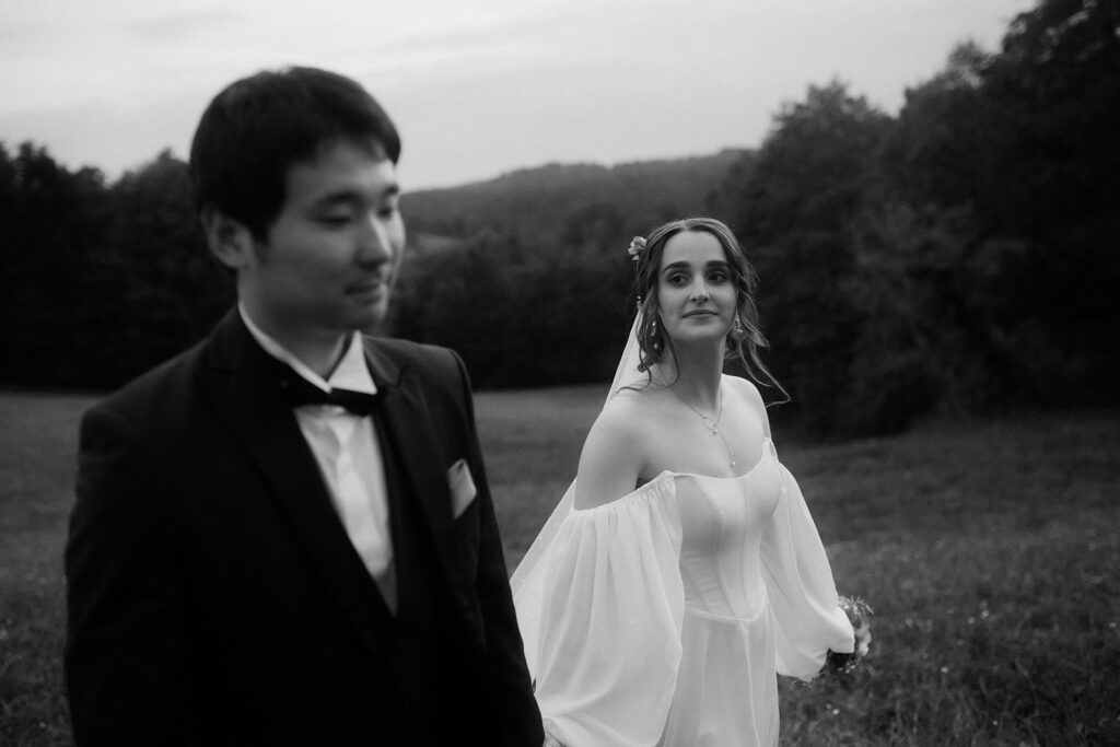 Brautpaar tanzt auf der Wiese – Waldhochzeit Edelstauden, Hochzeitsfotografin Graz