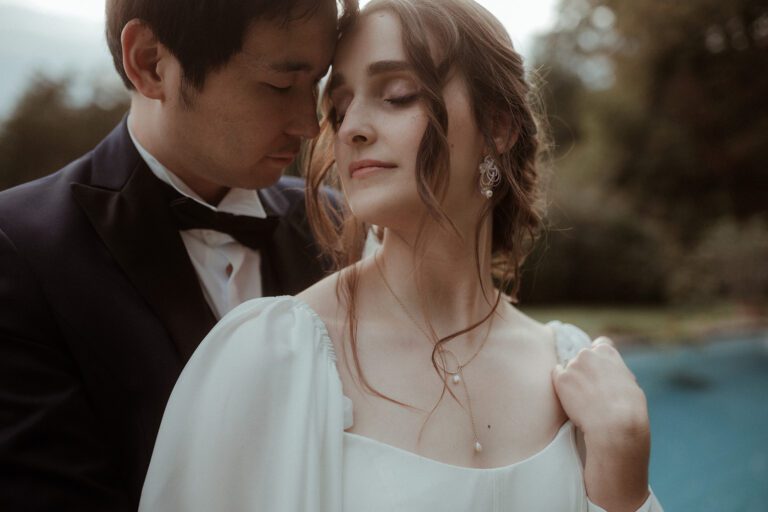 Romantische Aufnahme im moody Stil auf offener Wiese – Authentische Hochzeitsfotografie Graz & Steiermark