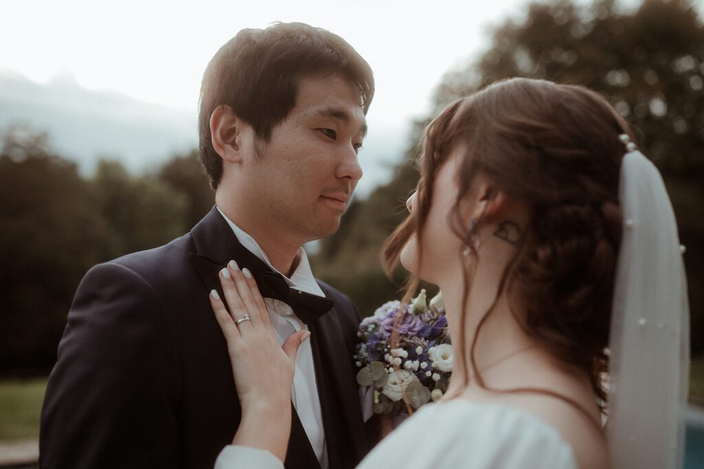 Romantisches Hochzeitsfoto im Moment moody Licht, Waldhochzeit Edelstauden“