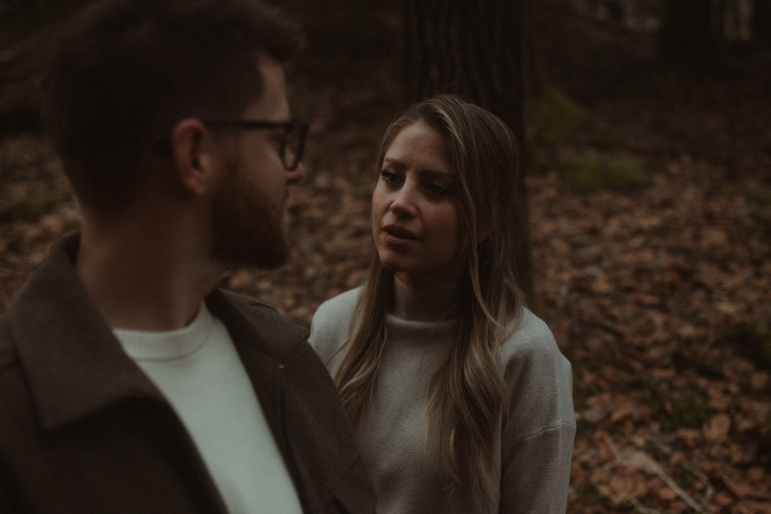 Das Paar sieht sich innig an.