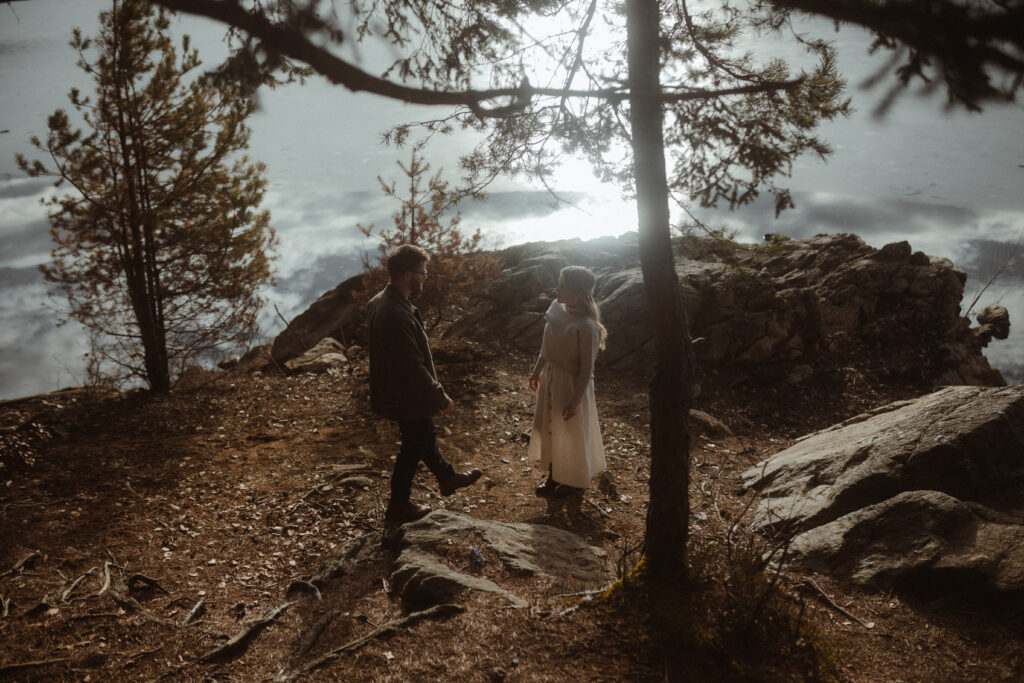 Mathias hält Sophie im Arm, Forstsee Kärnten Paarshooting