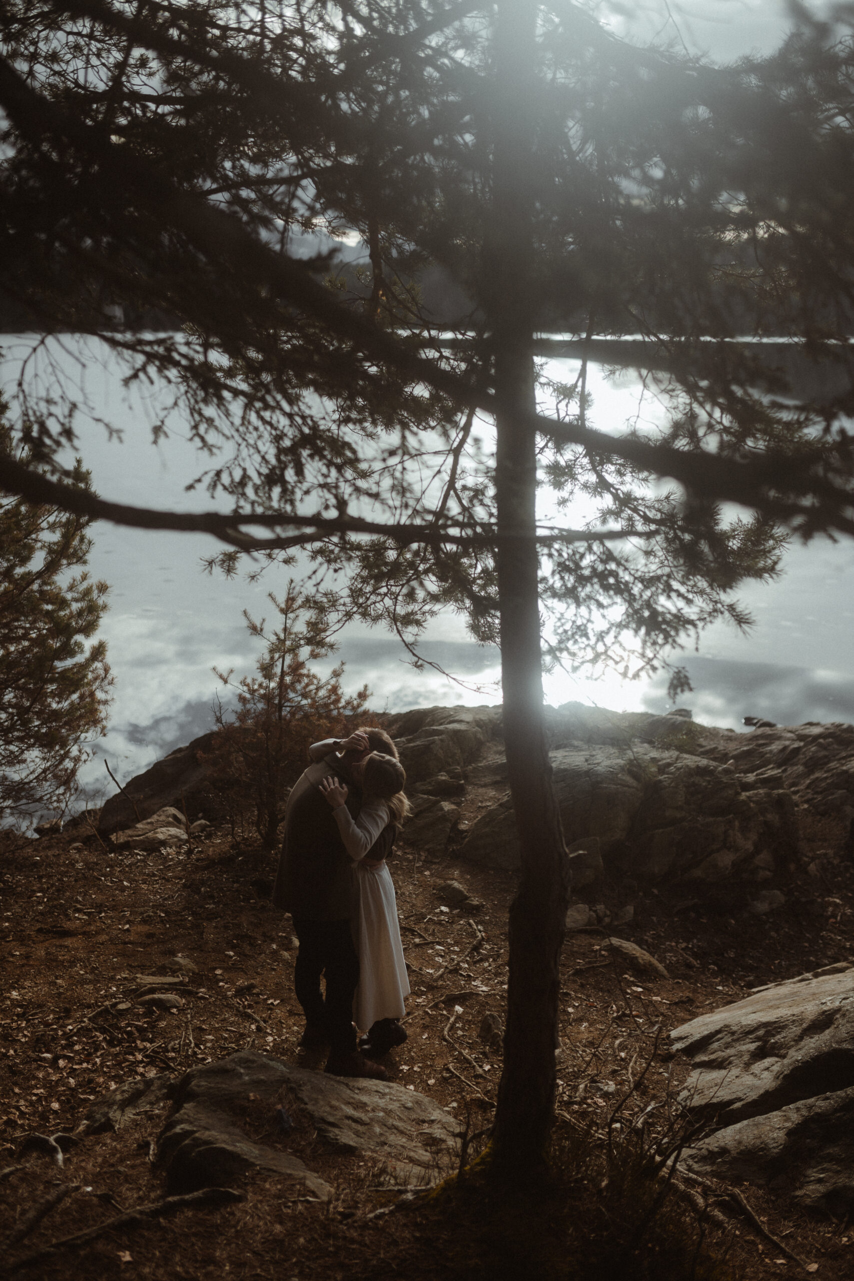 Sophie lehnt an Mathias, verliebter Blick am Forstsee, Paarshooting