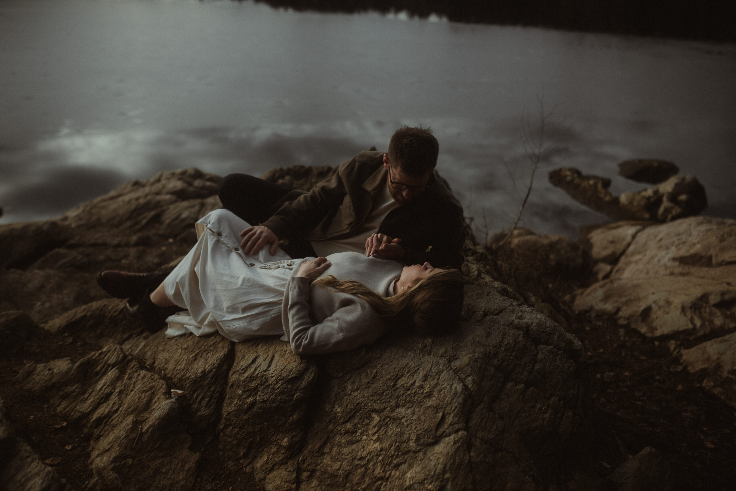 Mathias und Sophie stehen nebeneinander und lachen am Seeufer