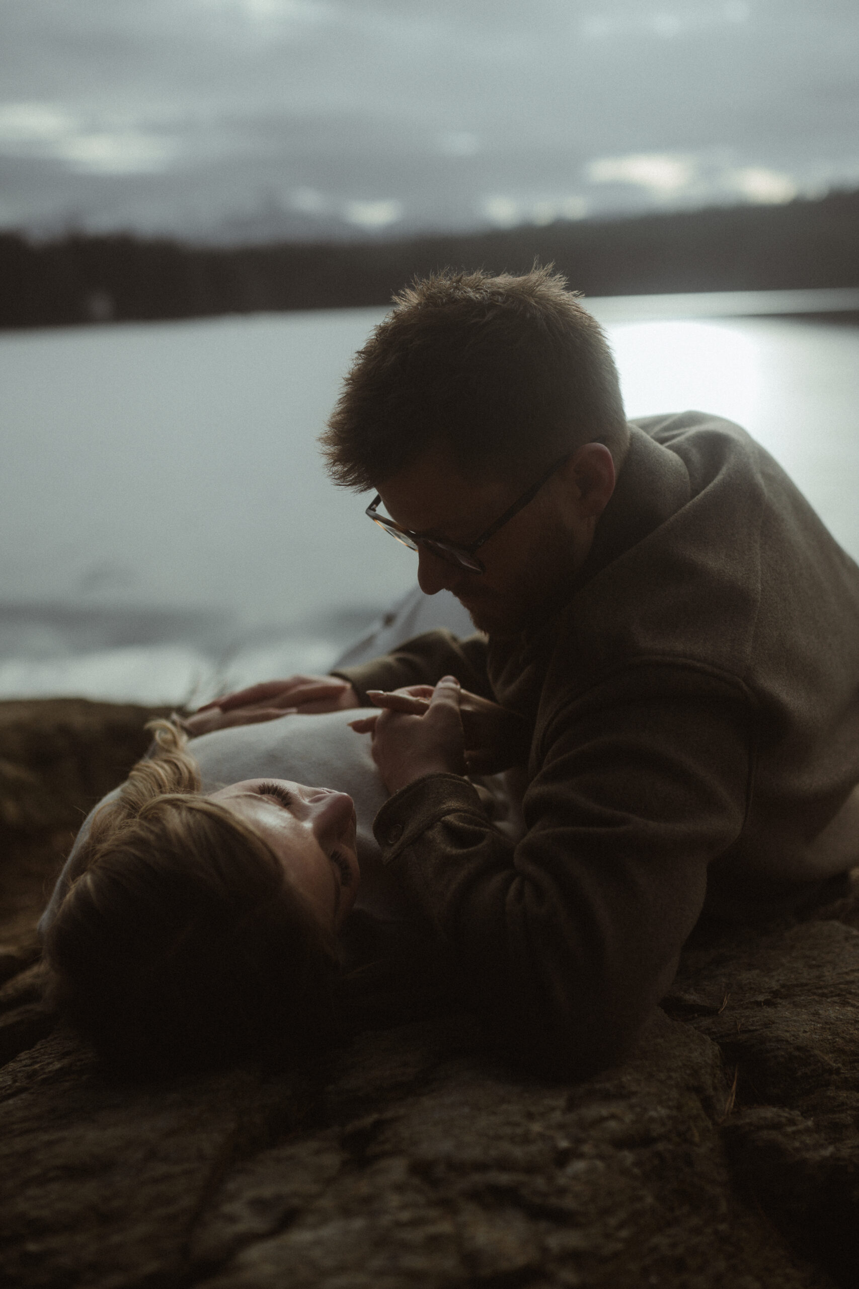 Weite Landschaft mit Mathias und Sophie am Forstsee, natürliche Paarfotografie
