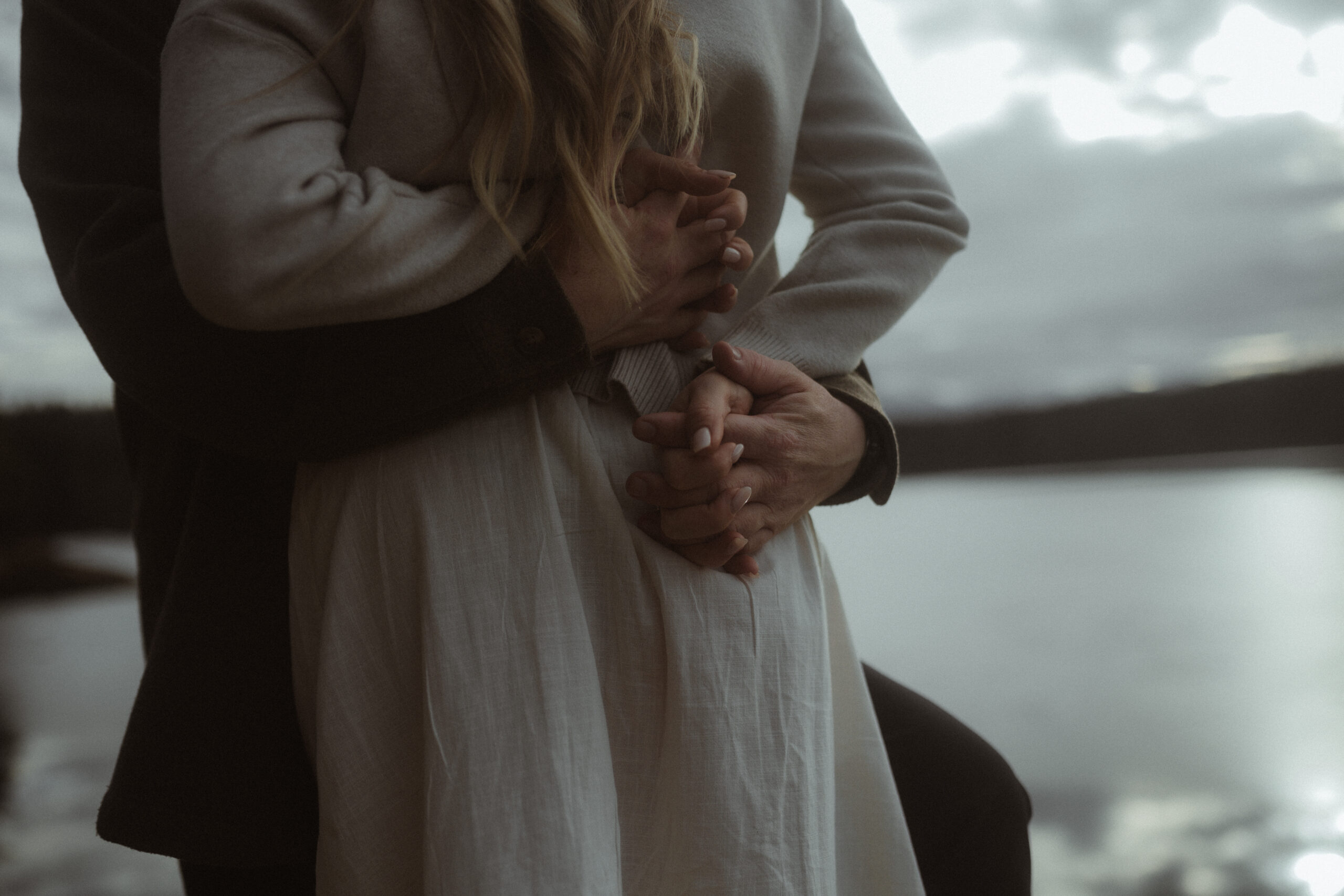 Detailaufnahme von Händen hinter dem Rücken.