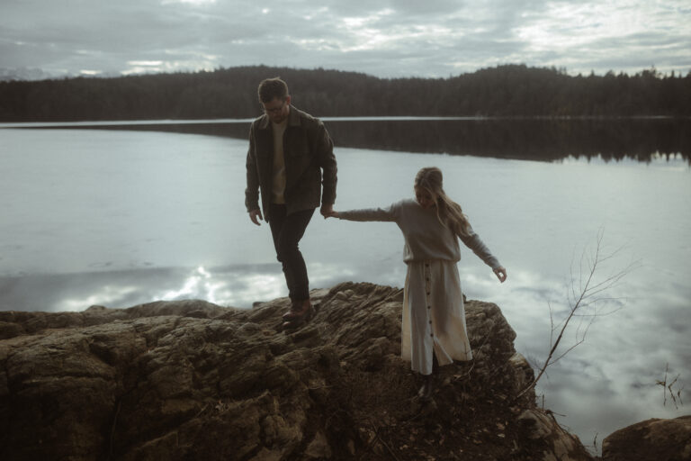 Mathias und Sophie laufen Hand in Hand durch flaches Wasser