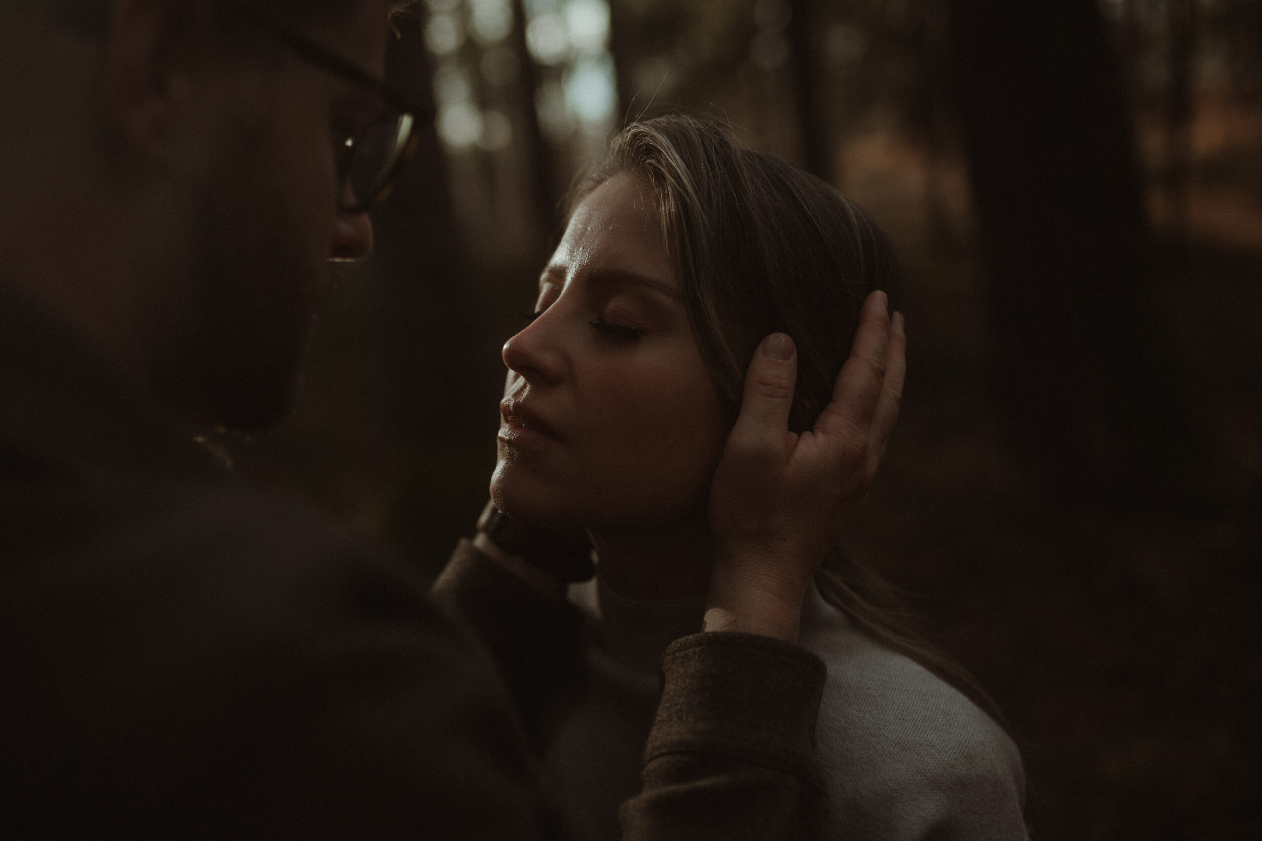 Nahaufnahme: Blickkontakt zwischen Mathias und Sophie, Paarfotografie